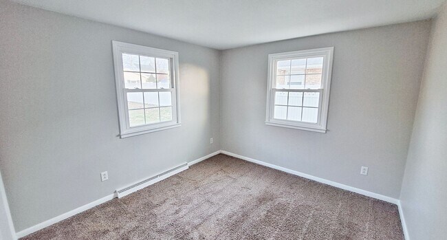 Building Photo - 400-404 Moul Avenue