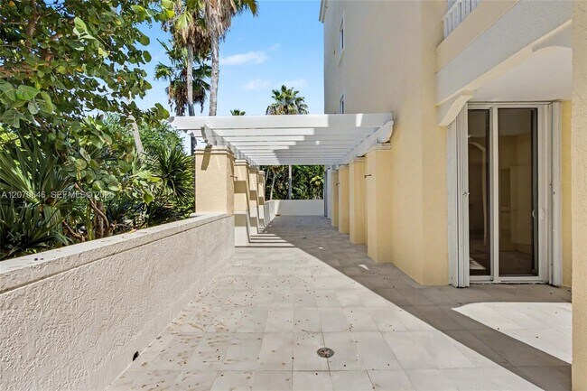 Building Photo - 731 Crandon Blvd