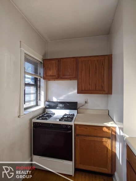 Building Photo - 1448 W Cornelia Ave