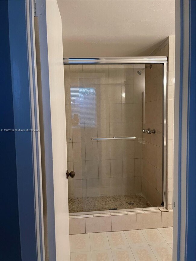 Building Photo - 10000 NW 80th Ct