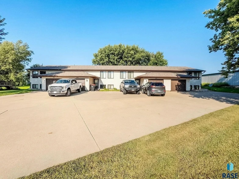 Building Photo - 1505 E Cedar Cir