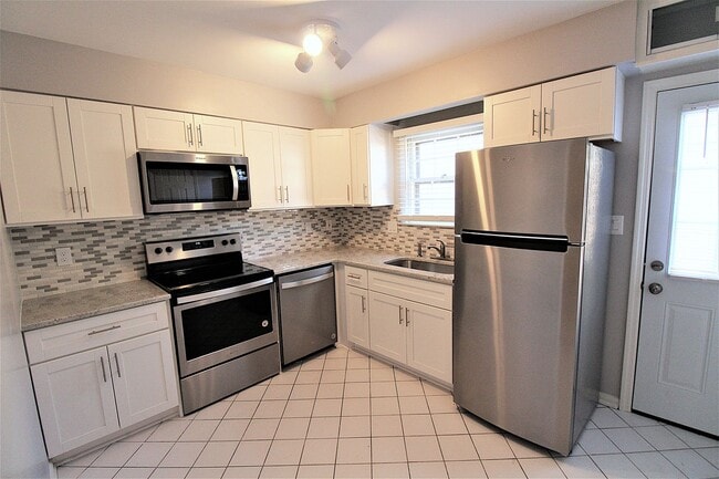 Building Photo - (MOVE-IN SPECIAL!) Renovated 2 Bedroom Tow...