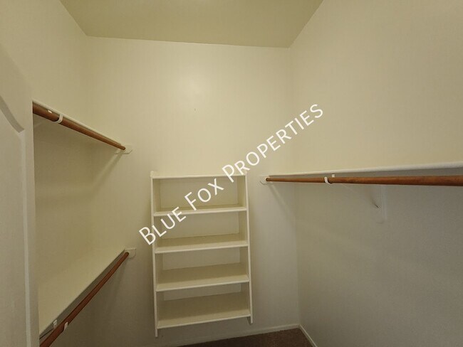 Building Photo - 324 N Oak Tree Canyon Loop