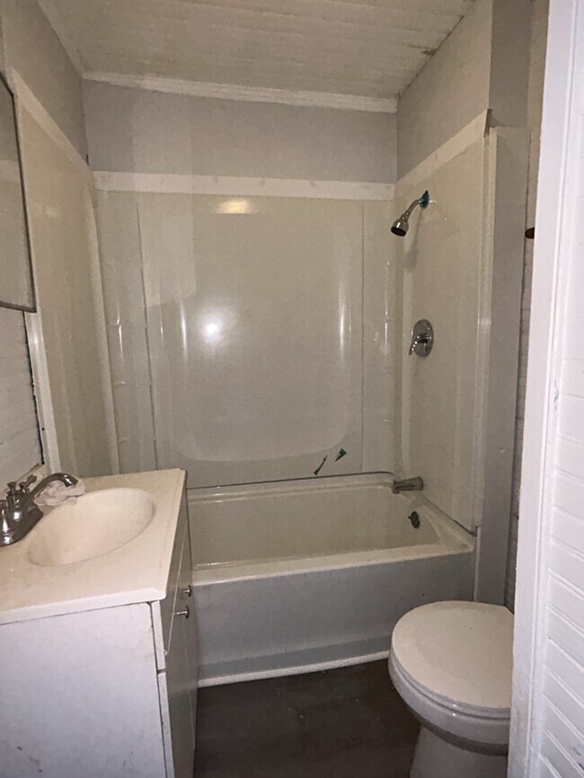 Building Photo - 2 Bedroom 1 Bathroom