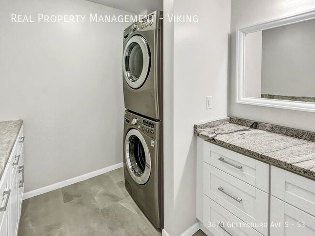 Building Photo - Renovated 2 Bed 1.5 Bath 1 Car Garage! - D...