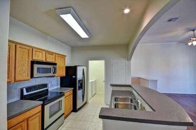 Building Photo - 6607 Lake Woodlands Dr