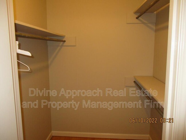 Building Photo - 830 Jamestown Manor Park