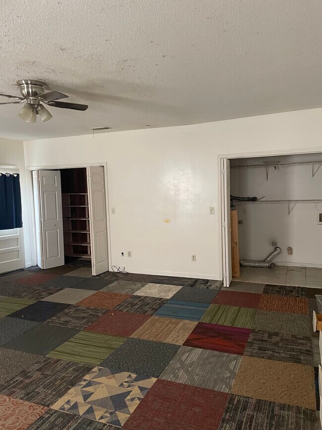 Very large playroom/den area - 106 Henry St