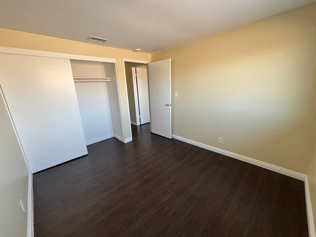 Building Photo - Clean and upgraded 3 bedroom townhouse available in Fountain Valley