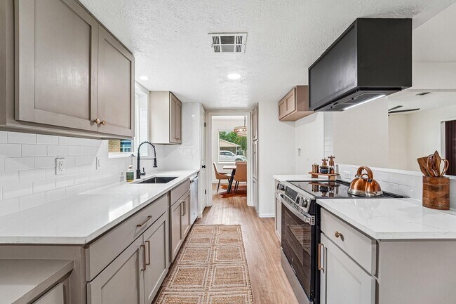 Building Photo - 2801 Coy Dr