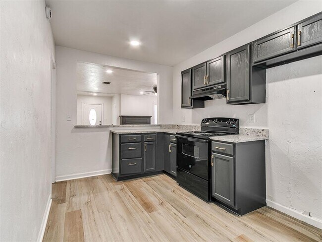 Building Photo - 2204 N Hood St