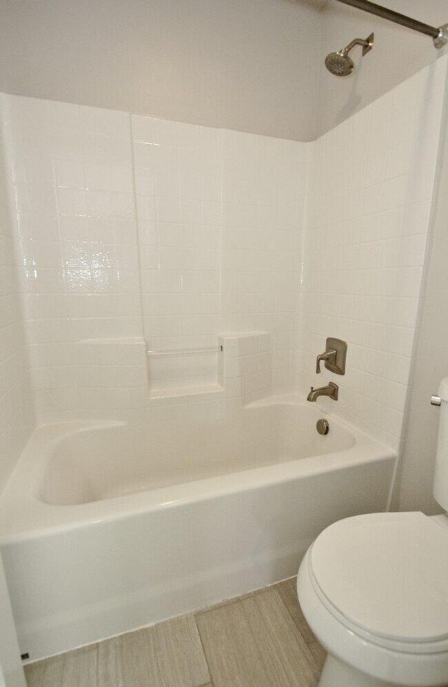 Building Photo - Immaculate Townhouse in Quiet Community