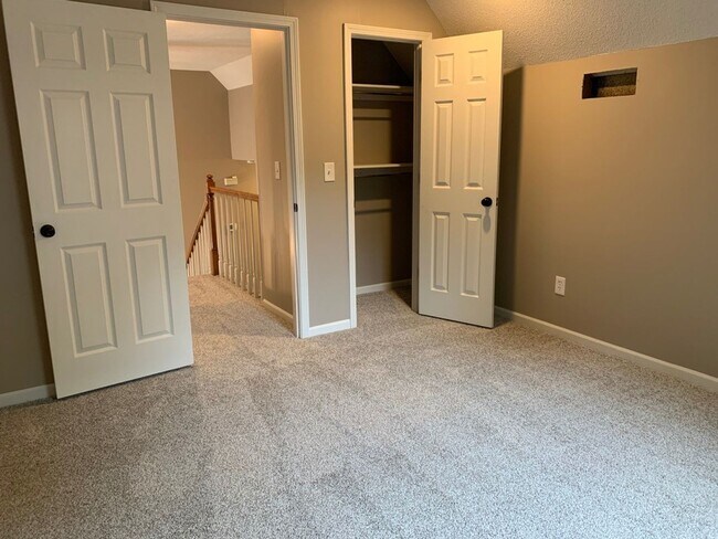 Building Photo - Large 4 Bedroom/3 Bath Home in Lee's Summit