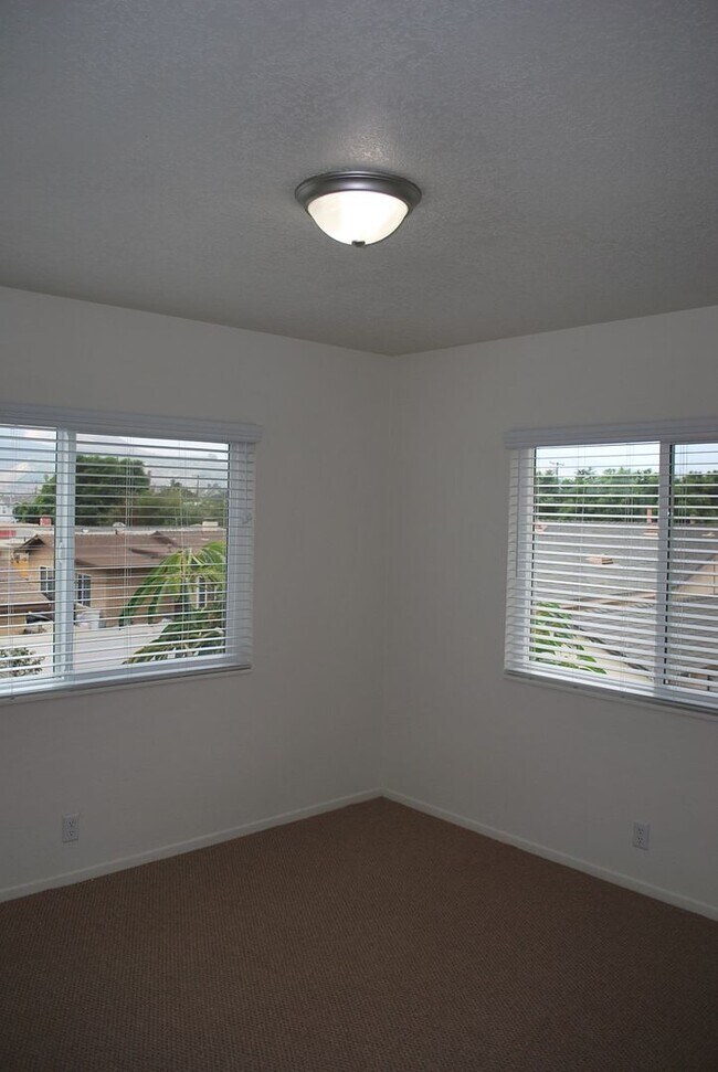 Building Photo - 822