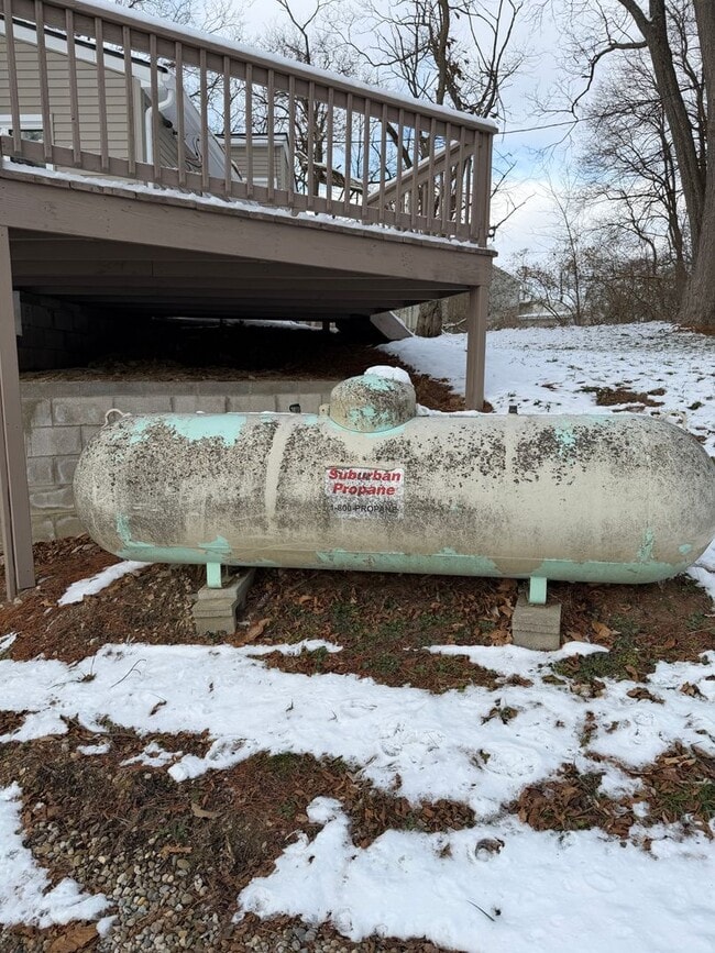 Building Photo - Beautifully Renovated 3/2 in Huge Lot