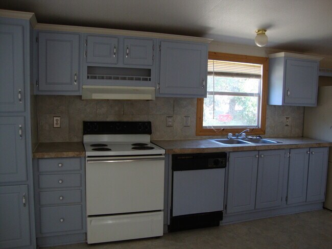 Building Photo - 214 Bluebonnet Dr