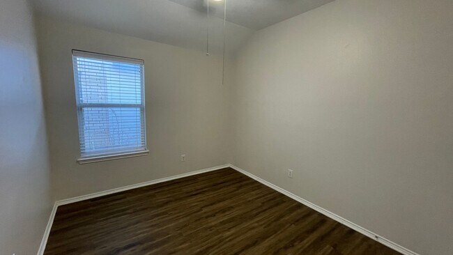 Building Photo - Beautiful single story home with community pool off Harmon