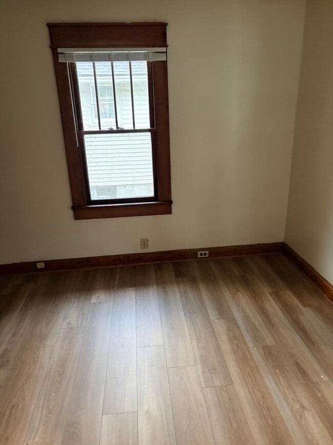 Building Photo - 414 E Hillside Dr