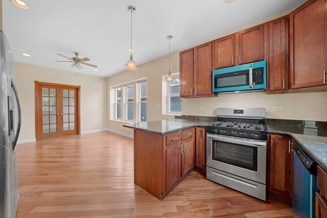 Building Photo - Spacious 2BR/2BA Rogers Park Condo with In-Unit Laundry & Central Air