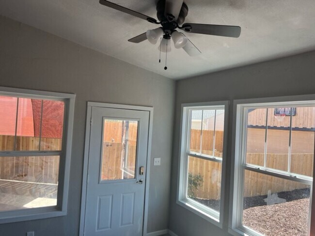 Building Photo - $0 DEPOSIT OPTION. 3BED/1BATH WITH ONE CAR...