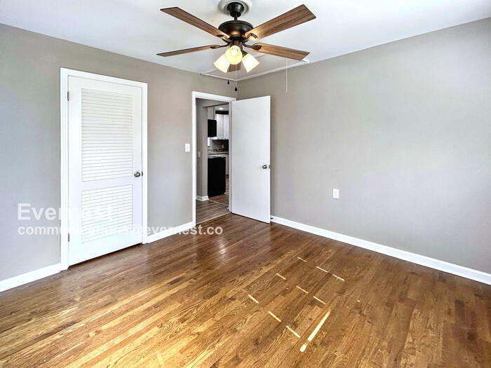 Building Photo - 1029 Edgewood Dr