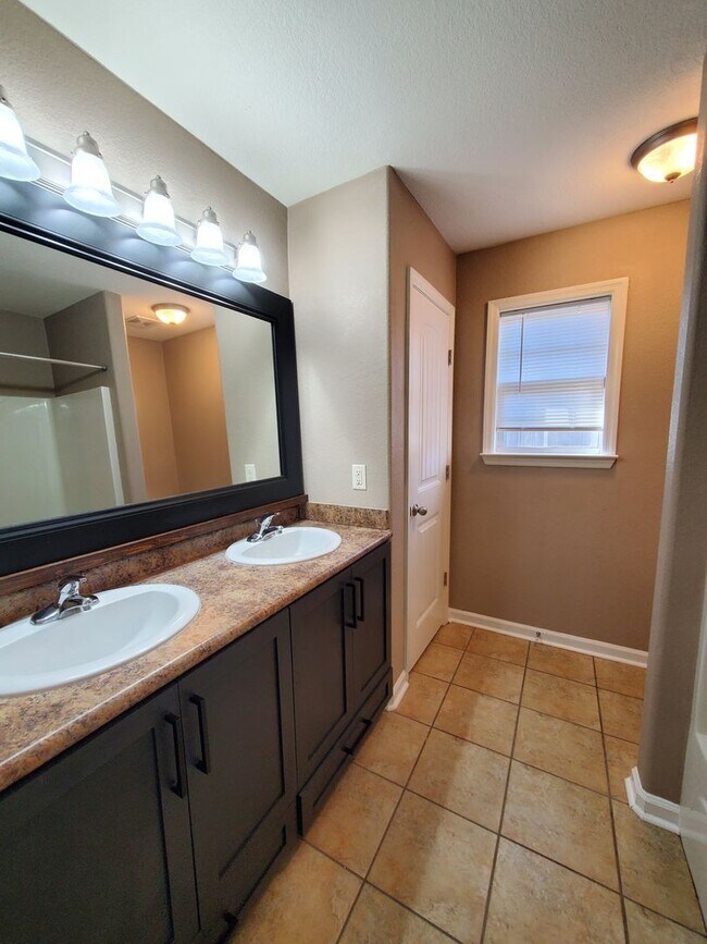 Building Photo - Charming 3-Bedroom Home in Valdosta, GA - Perfect for You and Your Furry Friends!