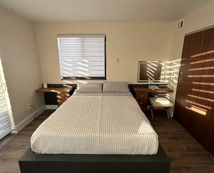 Building Photo - 394 Tamiami Canal Rd