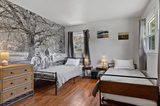 Building Photo - 10 James Dr