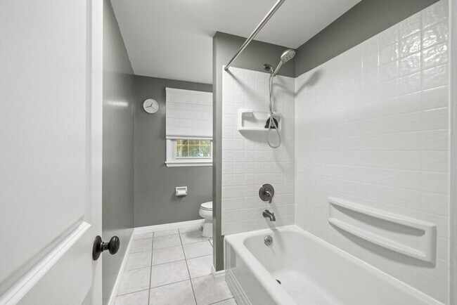 Building Photo - 304 E Schreyer Pl