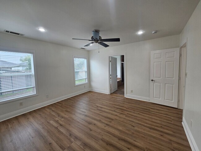 Building Photo - 3-bedroom, 2-bathroom home located in the vibrant city of Long Beach