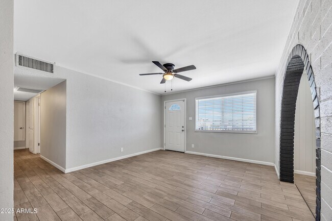 Building Photo - 102 W Holly Ln