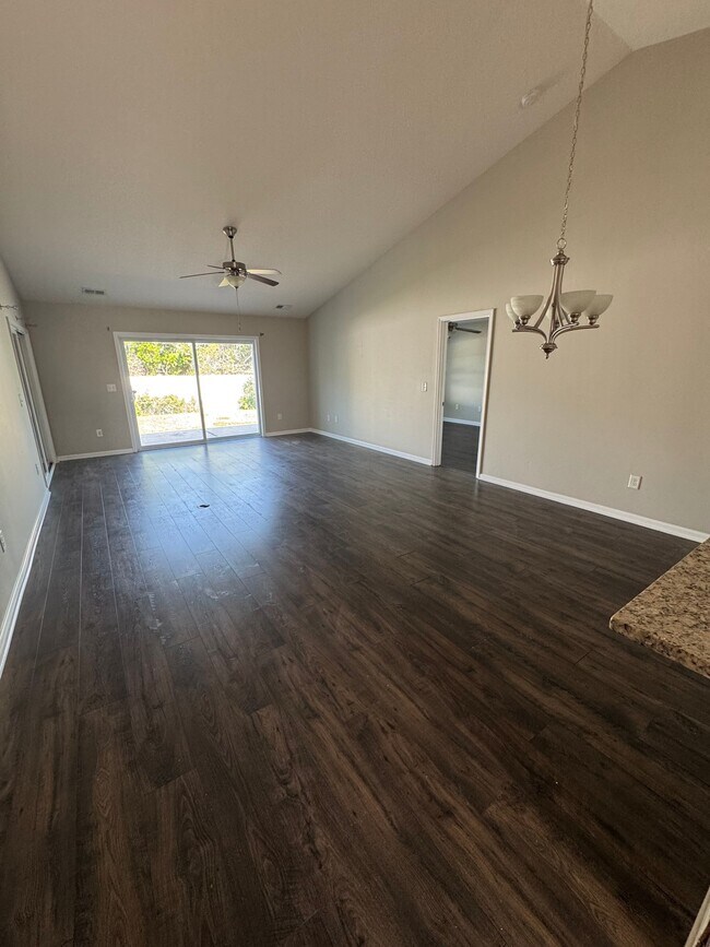 Building Photo - 661 Old Castle Loop