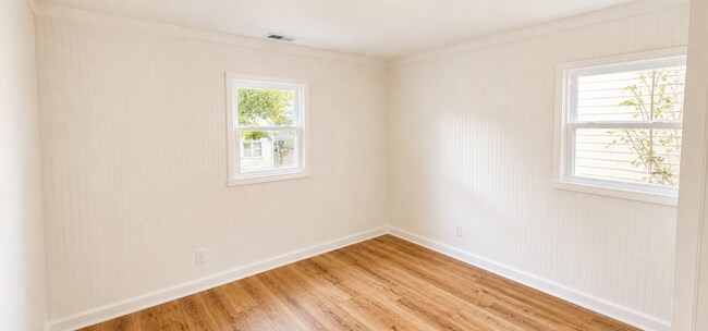 Building Photo - Two Bedroom House - Garage and Fenced in yard