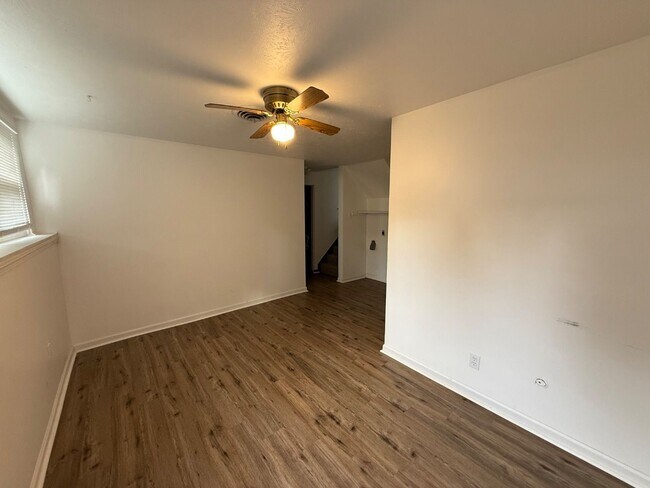 Building Photo - 823 Mathews Rd