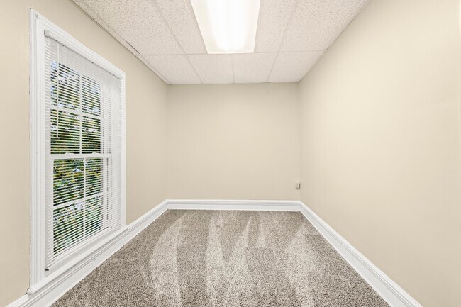 Building Photo - 1017 N Holbrook St