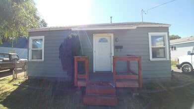 Building Photo - 2 Bedroom 1 Bath- House