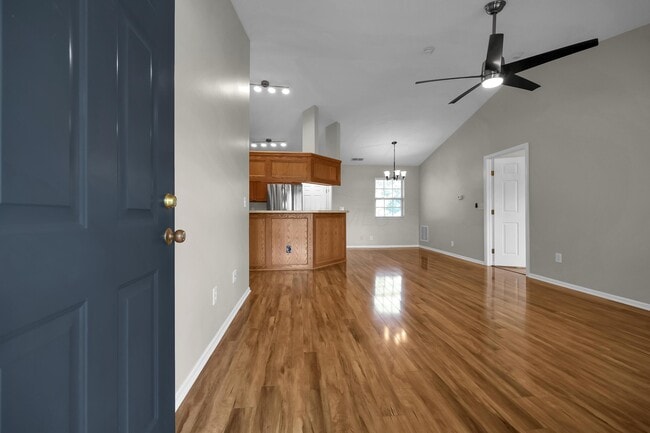Building Photo - 206 Pioneer Cir
