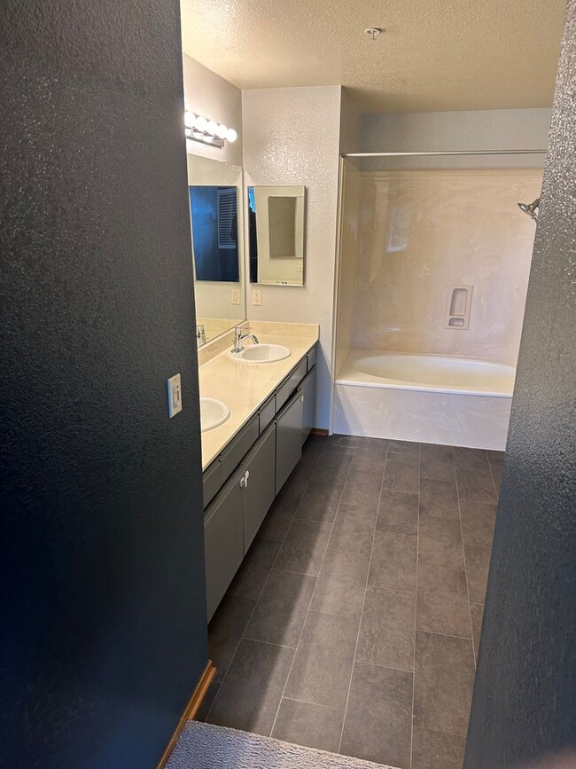 Building Photo - Amazing 2BR/2BA Townhome w/ Parking, In-Un...