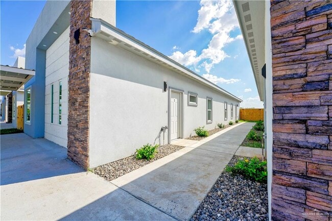 Building Photo - 14 Notre Dame Ave