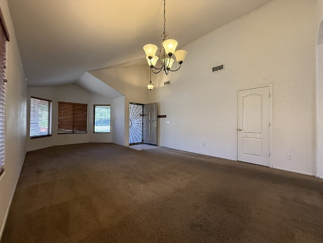 Building Photo - "Charming 3-Bed, 2-Bath in the beautiful Crystal Gardens Lake Community  – Your Perfect Home Awai...