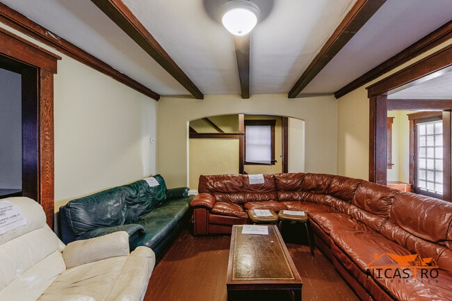 Building Photo - 2097 Summit St