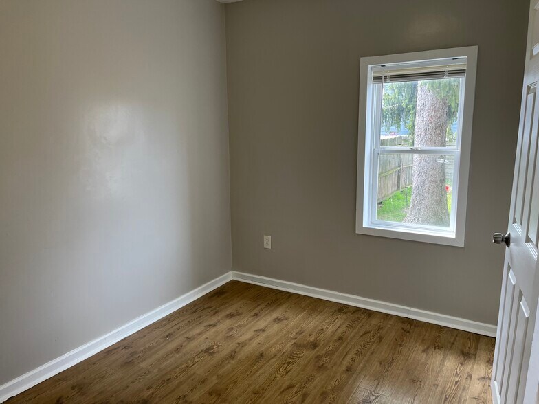 Building Photo - 1364 W 58th St