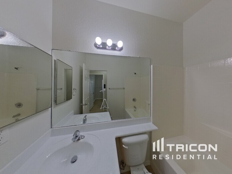 Building Photo - 7215 S 38th Dr