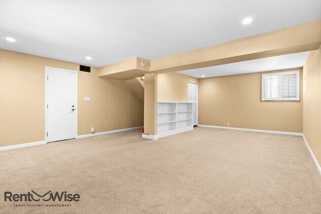 Building Photo - 1120 Oakwood Dr