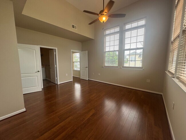 Building Photo - Beautiful townhouse style condo in Ridgely Manor - App Pending!