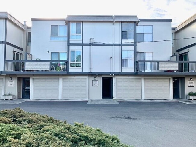 Building Photo - Nice 2 bed, 1.5 Bath Condo with Garage in ...