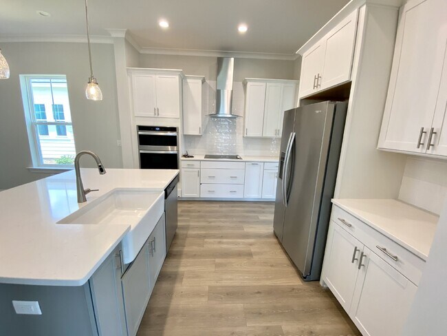 Building Photo - Luxury Living in Hampton Lake!
