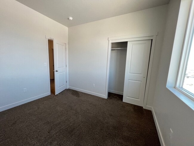 Building Photo - 418 Willow Leaf Rd