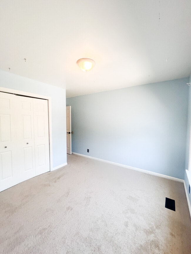 Building Photo - Stylish Light & Bright Space in the Heart ...