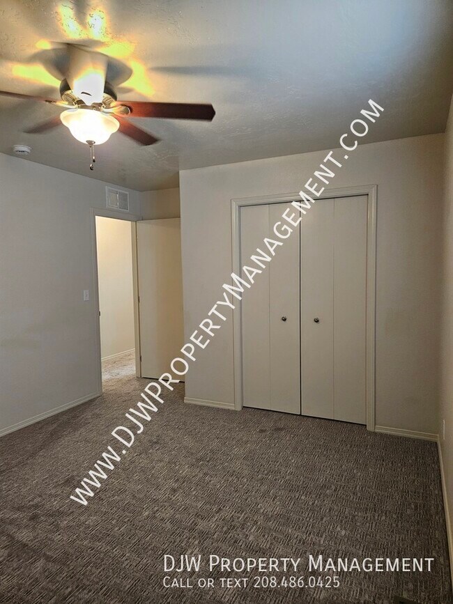 Building Photo - 4110 W Meadowpine St